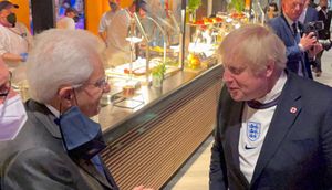이탈리아 대통령 세르조 마타렐라(Sergio Mattarella)가 결승전 전에 영국 총리 보리스 존슨(Boris Johnson)과 이야기하고 있다