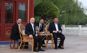 2024년 5월 푸틴의 중국 방문 중 중난하이 정원에서 차를 마시는 시진핑과 블라디미르 푸틴