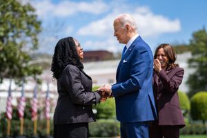 2022년 브라운 잭슨 대법관의 상원 인준 후 조 바이든 대통령과 그의 대법원 임명자 케탄지 브라운 잭슨 대법관, 그리고 (배경에) 카멀라 해리스 부통령