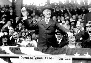 우드로 윌슨 대통령이 1916년 개막전에서 시구.