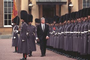 1995년 영국 국빈 방문 중 버킹엄 궁전에서 의장대를 사열하는 빌 클린턴 대통령