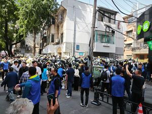 리커창의 고향인 허페이(合肥) 루양구(庐阳区)에 있는 그의 자택 앞에 조문객들이 꽃을 바치고 있다.