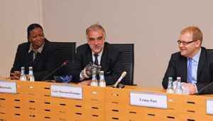 2012년, 국제형사재판소 검찰관 파투 벤수다 (왼쪽)와 전임 검찰관 루이스 모레노 오캄포 (가운데), 그리고 에스토니아 외무장관 우르마스 파에트(Urmas Paet)