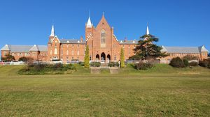 세인트 스태니슬라우스 칼리지는 배서스트에 위치한 중학교 주간 및 기숙학교이다.