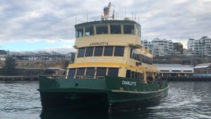 뉴트럴 베이에 정박한 퍼스트 플릿급 페리