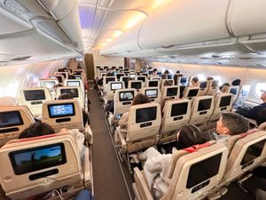 에어버스 A380-800 항공기 상층의 이코노미 클래스 객실