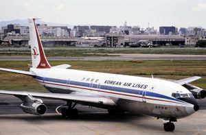 대한항공 보잉 707기 (HL7406)가 1987년 8월 후쿠오카 공항에 있는 모습(이전 도장). 이 항공기는 대한항공이 보잉으로부터 직접 주문한 유일한 보잉 707기였으며, 1987년 대한항공 858편 사건으로 파괴되었다.