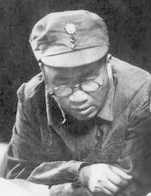 팔로군 사령관 주덕(朱德)과 중국국민당의 "청천백일기" 문양이 새겨진 모자