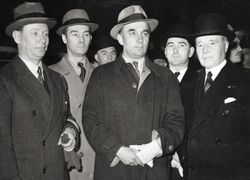 1939년 5월 15일, 폴란드의 타데우시 카슈피츠키(Tadeusz Kasprzycki) 장군(중앙)과 프랑스의 모리스 가믈랭(Maurice Gamelin) 장군(우측).