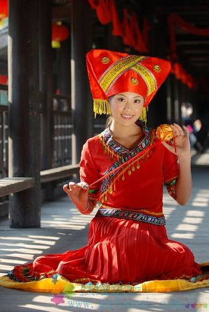 충쭤에서 전통 의상을 입은 좡족 여성
