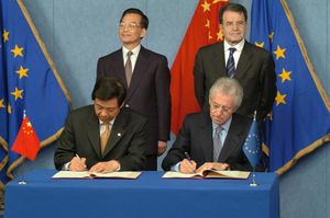 2004년 보시라이가 유럽 연합(EU)-중국 경쟁 정책 대화의 참조 조항에 서명하는 모습. 유럽 연합 경쟁담당 집행위원 마리오 몬티와 함께 서명했으며, 중국 총리 원자바오와 유럽 연합 집행위원회 위원장 로마노 프로디가 서명을 목격했다.