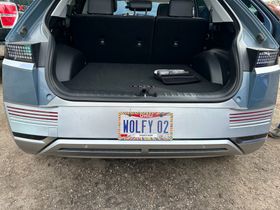 트렁크를 연 현대 IONIQ 5.