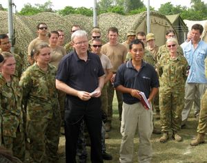 2010년 8월, 파키스탄에서 호주 국방군과 함께 있는 러드