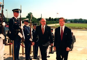 코언과 오스트레일리아 총리 존 하워드가 펜타곤에서, 1997년 6월 27일