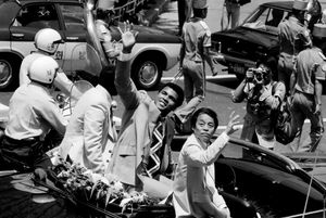 1976년 서울에서 카퍼레이드를 하고 있는 알리.