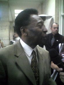 반데를레이 루솅부르구(Vanderlei Luxemburgo)의 생일 파티에 참석한 펠레(2007년)