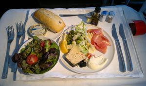 에어 프랑스 비즈니스석에서 제공되는 고급 애피타이저와 제철 샐러드