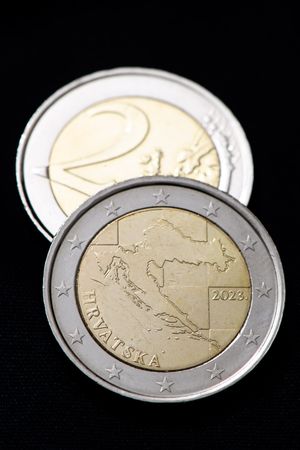2023년 1월 1일, 크로아티아는 유로존에 가입하여 국가 통화를 크로아티아 쿠나에서 유로로 변경했습니다.