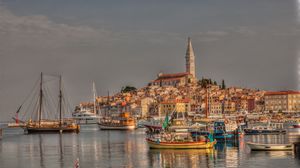 로비뉴(Rovinj)는 푸라, 포레치와 함께 이스트라(Istria)에서 가장 많이 방문하는 도시 중 하나이다.