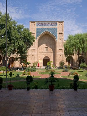 쿠켈다시 마드라사(Kukeldash Madrasah) 내부 마당