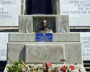 콜럼버스 등대에 있는 발라게르 기념상