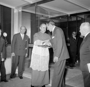 1962년 밀라노에서 열린 RAS 신사옥 개관식에 참석한 몬티니 추기경; 파올로 몬티(Paolo Monti) 촬영