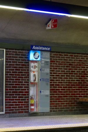 승강장에 구비되어 있는 비상 호출기, 전력 차단기 및 소화기