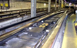 표준궤간 선로의 전환기는 열차를 안내하기 위해 기존의 선로 전환 장치를 사용합니다. 콘크리트 프리캐스트 콘크리트 롤웨이 위를 주행하는 고무 타이어는 전환기를 통과하는 동안 열차의 전체 무게를 지탱합니다. 전력 공급에 틈이 없도록 가이드웨이가 제공됩니다.