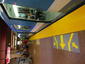 바닥 표시는 문이 열리는 위치를 나타냅니다.