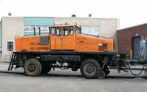 1966년산 "Duplex"와 같은 대형 트랙터를 사용하여 중량 열차를 운반한다. 고무 타이어가 장착된 바퀴로 구동력을 얻고, 접이식 플랜지 바퀴로 방향을 제어한다. 이 트랙터는 도로에서도 운행할 수 있다.