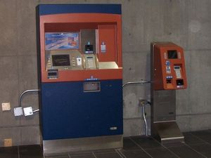 승차권 구매를 위해 두 종류의 자판기가 존재한다.