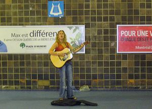 길거리 악사 리사 튀르종이 2006년에 기존 안내판 앞에서 공연하고 있는 모습.