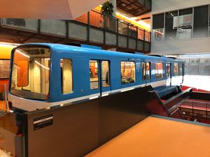 몬트리올 에콜 폴리테크니크에 폐전동차를 개조해 만든 휴식 공간인 폴리테크니크 알스톰역.