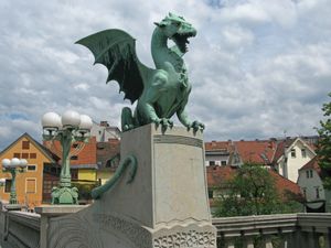 류블랴나의 용의 다리에 있는 용 조각상