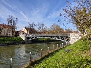 흐라데츠키 다리(힌지 다리)