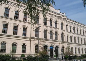 1871년 류블랴나에 최초의 완전한 레알슐레(기술 문법 학교)가 설립되었습니다.