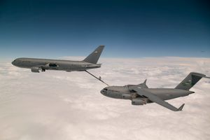 미 공군 KC-46 페가수스가 C-17A 글로브마스터 III에 공중급유를 하고 있다.