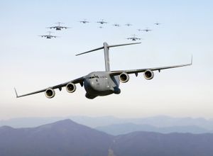 미 공군의 최신이자 가장 다재다능한 수송기인 C-17 글로브마스터 III