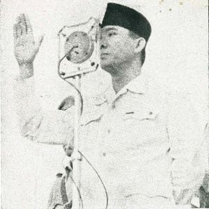 이카다 광장에서 열렬한 연설을 하는 수카르노