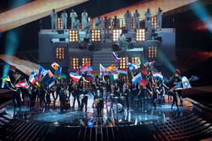 라브가 유로비전 송 콘테스트 2011에서 "Satellite"를 공연하고 있다.