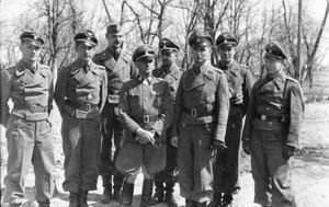 1942년 3월, 러시아에서 훈장을 수여받은 LSSAH 기갑부대 장교들과 함께한 디트리히(중앙)