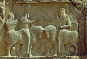 아후라 마즈다가 아르다시르에게 신성한 왕권을 부여하다.