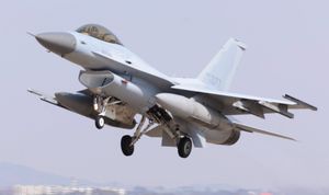 이륙하는 F-16 파이팅 팰컨