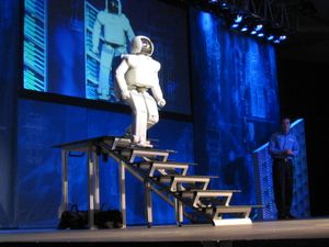 계단을 내려오는 ASIMO