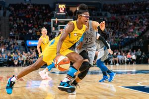 미네소타 링크스 대 시카고 스카이 경기에서 다이아몬드 디쉴즈(#1)가 마야 무어(#23)를 제치고 골밑으로 돌파하는 모습