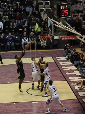 공격 리바운드를 잡는 선수