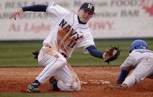 유격수가 헤드 퍼스트 슬라이딩으로 2루에 도달하려는 주자를 태그 아웃하려고 합니다.