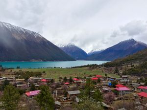 바솜 쏘 (Basum Tso)는 티베트 동부 공보갬다 현(Gongbo'gyamda County)에 위치한다.