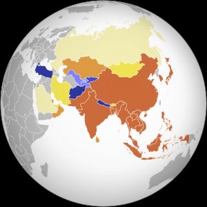 아시아 협력 대화 회원국 및 확장: 창립 회원국(진한 갈색), 2003년 가입국(갈색), 2004년 가입국(연한 노란색), 2005년 가입국(밝은 노란색), 2006년 가입국(파란색), 2008년 가입국(진한 파란색), 2010년 이후 가입국(청록색)