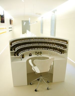 프랑스 그라스의 "향수 오르간". 조향사들은 이곳에서 수백 가지의 향료를 사용한다.